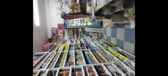 "معدات حلويات كاملة: ثلاجة، رفوف، أدوات ومواد تغليف، جاهزة لتشغيل مشروعك فورًا!"